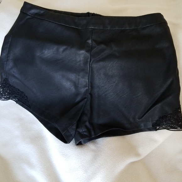 Guess faux leather shorts - Picture 1 of 3